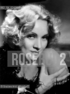 -1930 circa. Ritratto dellattrice e cantante tedesca Marlene Dietrich. Cinema attrice ritratto Angelo Azzurro Diva.-About 1930. Portrait of the german actress and singer Marlene Dietrich - Archivio Graziano Arici.LArchivio Arici non è riuscito ad avere informazioni sullautore di questa foto. Siamo comunque a disposizione di qualunque avente diritto per riconoscere eventuali proprietà intellettuali che non sia stato possibile fin qui attribuire. .Qualora si fosse inavvertitamente leso qualsiasi diritto di riproduzione, si prega di contattare lArchivio che provvederà a rimuovere le immagini in questione..La cessione dei diritti di questa immagine si intende per quanto di nostra competenza. Non comprende invece le eventuali spese  relative a diritti che potranno essere richiesti dagli Enti o persone fisiche cui appartengono eventualmente i soggetti  ripresi. Tali costi, ove necessari, e l’espletamento di qualsivoglia pratica di richiesta di concessione del permesso di pubblicazione sono esclusivamente a carico e a cura del soggetto acquirente di questa immagine....  astga ©Graziano Arici/Rosebud2