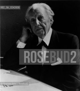 -1955?. Ritratto dellarchitetto statunitense Frank Lloyd Wright, interior designer, saggista ed educatore. Architettura architetto ritratto Architettura organica Fallingwater Movimento Moderno.-1955?. Portrait of the american architect Frank Lloyd Wright, interior designer, writer and educator, exponent of the Organic Architecture - Archivio Graziano Arici -.LArchivio Arici non è riuscito ad avere informazioni sullautore di questa foto. Siamo comunque a disposizione di qualunque avente diritto per riconoscere eventuali proprietà intellettuali che non sia stato possibile fin qui attribuire. .Qualora si fosse inavvertitamente leso qualsiasi diritto di riproduzione, si prega di contattare lArchivio che provvederà a rimuovere le immagini in questione..La cessione dei diritti di questa immagine si intende per quanto di nostra competenza. Non comprende invece le eventuali spese  relative a diritti che potranno essere richiesti dagli Enti o persone fisiche cui appartengono eventualmente i soggetti  ripresi. Tali costi, ove necessari, e l’espletamento di qualsivoglia pratica di richiesta di concessione del permesso di pubblicazione sono esclusivamente a carico e a cura del soggetto acquirente di questa immagine.