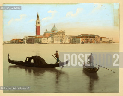 -Venezia,bacino di San Marco, senza data. Gondole e,sullo sfondo, lIsola di San Giorgio. Stampa allalbumina colorata a mano incollata su cartone, cm 35x27 - Archivio Graziano Arici. Gondola Bacino Laguna San Giorgio Fotoantiche.-Venice,St. Marks Basin, no authors indication,undated. Gondole and the Island of San Giorgio. Albumen photograph hand coloured mounted on cardboard, cm 35x27 © Archivio Graziano Arici.