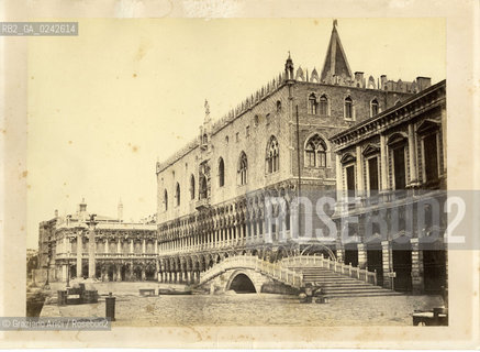 -Venezia, Riva degli Schiavoni. Ante 1865, autore Carlo Ponti. Palazzo Ducale e Ponte della Paglia visti da Riva degli Schiavoni. Stampa allalbumina incollata su cartone, cm 20x24 - Archivio Graziano Arici. Palazzo Ducale riva degli Schiavoni San Marco Fotoantiche.-Venice, Riva degli Schiavoni. Ante 1865, autore Carlo Ponti. Dogès Palace and Ponte della Paglia. Albumen photograph mounted on cardboard, cm 20x24 © Archivio Graziano Arici.
