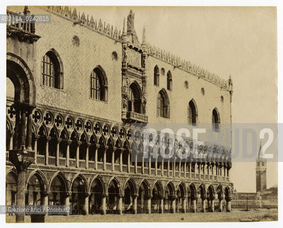 -Venezia, Piazza San Marco. Ante1865,senza indicazione dellautore. Palazzo Ducale. Stampa allalbumina incollata su cartone, cm 20x24 - Archivio Graziano Arici. Palazzo Ducale San Marco Fotoantiche.-Venice, St. Marks Square. Ante 1865,no authors indication. Dogès Palace. Albumen photograph mounted on cardboard, cm 20x24 © Archivio Graziano Arici.