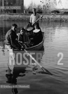 -Venezia,anni 50. Mazzorbo. Barca con a bordo due suore.Venezia Geo suora Barca.-Venice, 50 Years.Mazzorbo Boat with two nuns  - Archivio Graziano Arici.LArchivio Arici non è riuscito ad avere informazioni sullautore di questa foto. Siamo comunque a disposizione di qualunque avente diritto per riconoscere eventuali proprietà intellettuali che non sia stato possibile fin qui attribuire. .Qualora si fosse inavvertitamente leso qualsiasi diritto di riproduzione, si prega di contattare lArchivio che provvederà a rimuovere le immagini in questione..La cessione dei diritti di questa immagine si intende per quanto di nostra competenza. Non comprende invece le eventuali spese  relative a diritti che potranno essere richiesti dagli Enti o persone fisiche cui appartengono eventualmente i soggetti  ripresi. Tali costi, ove necessari, e l’espletamento di qualsivoglia pratica di richiesta di concessione del permesso di pubblicazione sono esclusivamente a carico e a cura del soggetto acquirente di questa immagine..