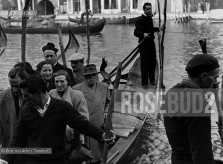 -Venezia,anni 50. Il traghetto Gondola sul Canal Grande tra San Silvestro e Rialto con i passeggeri e gondolieri. Venezia geo traghetto gondolino gondoliere.-Venice, 50 Years. The Gondola Ferry near the Rialtòs Bridge in Grand Canal, with the passengers and the gondoliers - Archivio Graziano Arici.LArchivio Arici non è riuscito ad avere informazioni sullautore di questa foto. Siamo comunque a disposizione di qualunque avente diritto per riconoscere eventuali proprietà intellettuali che non sia stato possibile fin qui attribuire. .Qualora si fosse inavvertitamente leso qualsiasi diritto di riproduzione, si prega di contattare lArchivio che provvederà a rimuovere le immagini in questione..La cessione dei diritti di questa immagine si intende per quanto di nostra competenza. Non comprende invece le eventuali spese  relative a diritti che potranno essere richiesti dagli Enti o persone fisiche cui appartengono eventualmente i soggetti  ripresi. Tali costi, ove necessari, e l’espletamento di qualsivoglia pratica di richiesta di concessione del permesso di pubblicazione sono esclusivamente a carico e a cura del soggetto acquirente di questa immagine..