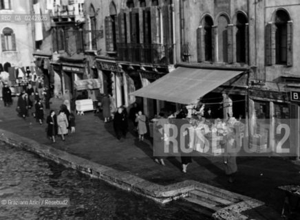 -Venezia,anni 30. Veduta della Fondamenta di Cannaregio dal Ponte delle Guglie.Venezia geo Guglie Cannaregio Fondamenta .-Venice, 30 Years.View of the Fondamenta Cannaregio from the Gugliès Bridge  - Archivio Graziano Arici.LArchivio Arici non è riuscito ad avere informazioni sullautore di questa foto. Siamo comunque a disposizione di qualunque avente diritto per riconoscere eventuali proprietà intellettuali che non sia stato possibile fin qui attribuire. .Qualora si fosse inavvertitamente leso qualsiasi diritto di riproduzione, si prega di contattare lArchivio che provvederà a rimuovere le immagini in questione..La cessione dei diritti di questa immagine si intende per quanto di nostra competenza. Non comprende invece le eventuali spese  relative a diritti che potranno essere richiesti dagli Enti o persone fisiche cui appartengono eventualmente i soggetti  ripresi. Tali costi, ove necessari, e l’espletamento di qualsivoglia pratica di richiesta di concessione del permesso di pubblicazione sono esclusivamente a carico e a cura del soggetto acquirente di questa immagine..