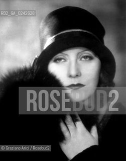 -1930 circa. Ritratto dellattrice svedese Greta Garbo. Cinema attrice ritratto cappello .-About 1930. Portrait of the swedish actress Greta Garbo - Archivio Graziano Arici.LArchivio Arici non è riuscito ad avere informazioni sullautore di questa foto. Siamo comunque a disposizione di qualunque avente diritto per riconoscere eventuali proprietà intellettuali che non sia stato possibile fin qui attribuire. .Qualora si fosse inavvertitamente leso qualsiasi diritto di riproduzione, si prega di contattare lArchivio che provvederà a rimuovere le immagini in questione..La cessione dei diritti di questa immagine si intende per quanto di nostra competenza. Non comprende invece le eventuali spese  relative a diritti che potranno essere richiesti dagli Enti o persone fisiche cui appartengono eventualmente i soggetti  ripresi. Tali costi, ove necessari, e l’espletamento di qualsivoglia pratica di richiesta di concessione del permesso di pubblicazione sono esclusivamente a carico e a cura del soggetto acquirente di questa immagine....