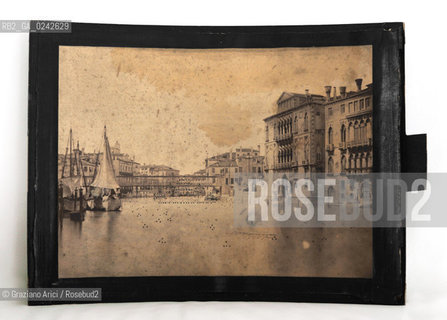 -Venezia,Carlo Ponti autore,panoramica del canal Grande con il Ponte dellAccademia e Palazzo Franchetti,circa 1870. Stampa allalbumina, cm 35x25,4, montata su cornice in legno per la visione su megaletoscopio per effetto sia diurno che serale cm 40x32.Fotoantiche Accademia Vele barca Megaletoscopio Ponti.-Venice,Carlo Ponti author, view of Grand Canal with Accademiàs bridge and Palazzo Franchetti,about 1870. Albumen photograph,cm 35x25,4. Mounted on frame of an megalethoscope for day or night effect cm 40x32 © Archivio Graziano Arici