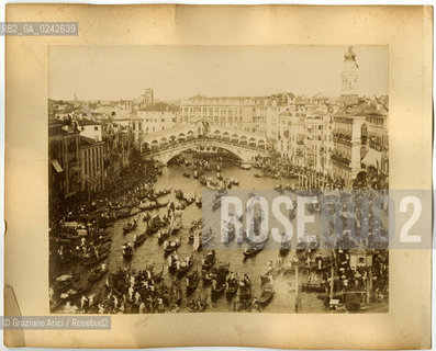 -Venezia,senza indicazione dellautore, veduta dallalto del canal grande con il Ponte di Rialto durante la Regata Storica,1880 circa. Stampa allalbumina incollata su cartone, cm 24x19,5. Fotoantiche stampa albumina Regata Storica barche barca sfilata canale.-Venice, no authors indication, view of Grand Canal with the Rialtòs bridge during the Regata Storica, about 1880. Albumen photograph mounted on cardboard, cm 24x19,5 © Archivio Graziano Arici.