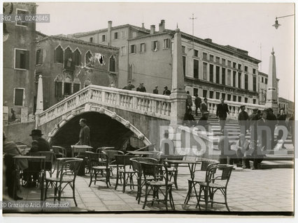 -Venezia,anni 30. senza indicazione dell autore.Ponte delle Guglie a Cannaregio. Stampa ai sali dargento,cm 18x24. Fotoantiche stampa Ponte Guglie Cannaregio bar tavolino .-Venice,30 years. No authors indication. The Gugliès bridge in Cannaregio. Silver salt print, cm 18x24  © Archivio Graziano Arici..