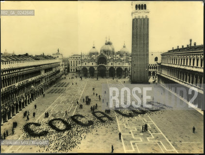 -Venezia,senza indicazione dellautore,Piazza San Marco con la scritta Coca Cola composta da colombi,anni 50. Stampa ai sali dargento montata su legno,cm  36x50. Fotoantiche stampa Pubblicità Coca Cola colombo marchio.-Venezia,no authors indication, Saint Marks Square with the brand advertising of Coca Cola, composed by pigeons, about 1950. Silver salt print, cm 36x50 -Archivio Graziano Arici.LArchivio Arici non è riuscito ad avere informazioni sullautore di questa foto. Siamo comunque a disposizione di qualunque avente diritto per riconoscere eventuali proprietà intellettuali che non sia stato possibile fin qui attribuire. .Qualora si fosse inavvertitamente leso qualsiasi diritto di riproduzione, si prega di contattare lArchivio che provvederà a rimuovere le immagini in questione..La cessione dei diritti di questa immagine si intende per quanto di nostra competenza. Non comprende invece le eventuali spese  relative a diritti che potranno essere richiesti dagli Enti o persone fisiche cui appartengono eventualmente i soggetti  ripresi. Tali costi, ove necessari, e l’espletamento di qualsivoglia pratica di richiesta di concessione del permesso di pubblicazione sono esclusivamente a carico e a cura del soggetto acquirente di questa immagine.