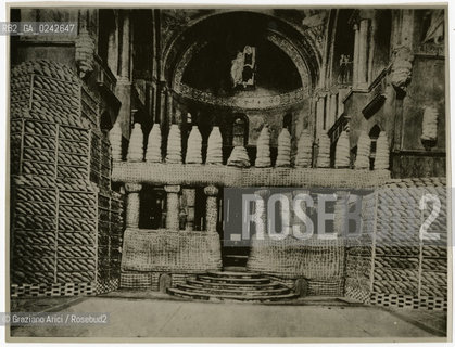 -Venezia,1917. Senza indicazione dellautore,Basilica di San Marco durante la Prima Guerra mondiale 1915-1918. Stampa ai sali dargento,cm 12x15. Fotoantiche stampa Basilica san Marco guerra mondiale.-Venice,1917,no authors indication, Saint Marks Basilica during the World War One, undated. Silver salt print, cm 12x15  © Archivio Graziano Arici..