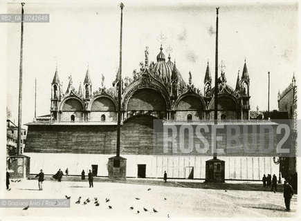 -Venezia,1917. Senza indicazione dellautore,Basilica di San Marco durante la Prima Guerra mondiale 1915-1918. Stampa ai sali dargento,cm 12x15. Fotoantiche stampa Basilica san Marco guerra mondiale.-Venice,1917,no authors indication, Saint Marks Basilica during the World War One, undated. Silver salt print, cm 12x15  © Archivio Graziano Arici..