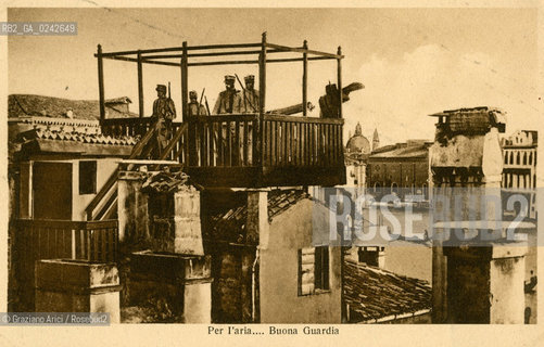 -Stampa tipografica cm9x14, Edizione grafica G.Zanetti (Venezia). Soldati di guardia su un altana durante la Prima Guerra Mondiale. Stampa cartolina soldato guerra mondiale prima.-Letterpress,Cm9x14, graphic edition G. Zanetti (Venice). Soldiers on guard in a roof terrace during the World War I .-Archivio Graziano Arici