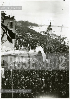 -Venezia,29.03.1937. Graziadei foto autore.Inaugurazione della nuova Riva dellImpero (oggi Riva Sette Martiri). Stampa ai sali dargento,cm 12x17. Fotoantiche stampa Inaugurazione Riva Sette Martiri riva Impero folla cerimonia.-Venice,29.03.1937. Graziadei author. The opening ceremony for the new Riva dell Impero (today is Riva dei Sette Martiri). Silver salt print, cm 12x17  © Archivio Graziano Arici..