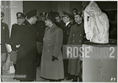 -Venezia,1942.Esposizione Biennale Internazionale dArte di Venezia. Visita ai padiglioni di alcuni gerarchi nazisti e fascisti, tra cui (in primo piano)Ferdinando Mezzasoma, giornalista e politico, Ministro della Cultura durante il regime di Benito Mussolini. storia politica Fascismo Nazismo regime arte biennale visita ritratto .-Venice,1942.International Biennale Art Exhibition. Visit of some fascists and nazi hierarchs at Biennale. In the picture: the hierarch Ferdinando Mezzasoma,Italian fascist journalist and Mussolinìs Minister of Popular Culture © Archivio Graziano Arici..LArchivio Arici non è riuscito ad avere informazioni sullautore di questa foto. Siamo comunque a disposizione di qualunque avente diritto per riconoscere eventuali proprietà intellettuali che non sia stato possibile fin qui attribuire. .Qualora si fosse inavvertitamente leso qualsiasi diritto di riproduzione, si prega di contattare lArchivio che provvederà a rimuovere le immagini in questione..La cessione dei diritti di questa immagine si intende per quanto di nostra competenza. Non comprende invece le eventuali spese  relative a diritti che potranno essere richiesti dagli Enti o persone fisiche cui appartengono eventualmente i soggetti  ripresi. Tali costi, ove necessari, e l’espletamento di qualsivoglia pratica di richiesta di concessione del permesso di pubblicazione sono esclusivamente a carico e a cura del soggetto acquirente di questa immagine.