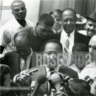 -Chicago,8.5.1966.Martin Luther King, leader politico e attivista per i diritti civili degli Afroamericani ritratto mentre parla davanti alla Chiesa degli amici Politica leader diritti umani afroamericani protesta movimento attivista ritratto conferenza.-Chicago, 8.5.1966.The clergyman, activist, and prominent leader in the African-American Civil Rights Movement Martin Luther King speaking in front of friendship Church..Archivio Graziano Arici.LArchivio Arici non è riuscito ad avere informazioni sullautore di questa foto. Siamo comunque a disposizione di qualunque avente diritto per riconoscere eventuali proprietà intellettuali che non sia stato possibile fin qui attribuire. .Qualora si fosse inavvertitamente leso qualsiasi diritto di riproduzione, si prega di contattare lArchivio che provvederà a rimuovere le immagini in questione..La cessione dei diritti di questa immagine si intende per quanto di nostra competenza. Non comprende invece le eventuali spese  relative a diritti che potranno essere richiesti dagli Enti o persone fisiche cui appartengono eventualmente i soggetti  ripresi. Tali costi, ove necessari, e l’espletamento di qualsivoglia pratica di richiesta di concessione del permesso di pubblicazione sono esclusivamente a carico e a cura del soggetto acquirente di questa immagine.