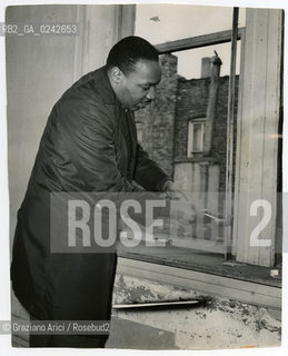 -Chicago,24.02.1966.Martin Luther King, leader politico e attivista per i diritti civili degli Afroamericani ritratto mentre rimuove una vecchia finestra da un palazzo residenziale in restauro. Politica leader diritti umani afroamericani protesta movimento attivista ritratto casa.-Chicago, 24.02.1966.The clergyman, activist, and prominent leader in the African-American Civil Rights Movement Martin Luther King and his wife help in renovating an apartment building at 1321 So.Homan Av.In the picture:M.L.King tries his hand at carpentry work by removing an old window frame -.Archivio Graziano Arici.LArchivio Arici non è riuscito ad avere informazioni sullautore di questa foto. Siamo comunque a disposizione di qualunque avente diritto per riconoscere eventuali proprietà intellettuali che non sia stato possibile fin qui attribuire. .Qualora si fosse inavvertitamente leso qualsiasi diritto di riproduzione, si prega di contattare lArchivio che provvederà a rimuovere le immagini in questione..La cessione dei diritti di questa immagine si intende per quanto di nostra competenza. Non comprende invece le eventuali spese  relative a diritti che potranno essere richiesti dagli Enti o persone fisiche cui appartengono eventualmente i soggetti  ripresi. Tali costi, ove necessari, e l’espletamento di qualsivoglia pratica di richiesta di concessione del permesso di pubblicazione sono esclusivamente a carico e a cura del soggetto acquirente di questa immagine.