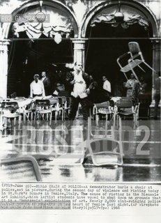 -Venezia,19.06.1968. Il compositore Luigi Nono durante una manifestazione di protesta contro la Biennale in Piazza San Marco. Movimento 68 protesta studente scontro biennale San Marco compositore sedia Musica ritratto.-Venice,19.06.1968. The composer Luigi Nono during a demonstration against the art biennale in Saint Marks Square -.Archivio Graziano Arici.LArchivio Arici non è riuscito ad avere informazioni sullautore di questa foto. Siamo comunque a disposizione di qualunque avente diritto per riconoscere eventuali proprietà intellettuali che non sia stato possibile fin qui attribuire. .Qualora si fosse inavvertitamente leso qualsiasi diritto di riproduzione, si prega di contattare lArchivio che provvederà a rimuovere le immagini in questione..La cessione dei diritti di questa immagine si intende per quanto di nostra competenza. Non comprende invece le eventuali spese  relative a diritti che potranno essere richiesti dagli Enti o persone fisiche cui appartengono eventualmente i soggetti  ripresi. Tali costi, ove necessari, e l’espletamento di qualsivoglia pratica di richiesta di concessione del permesso di pubblicazione sono esclusivamente a carico e a cura del soggetto acquirente di questa immagine.