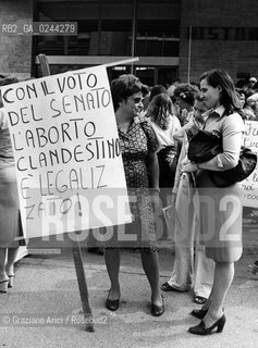 -Mestre(Venezia),6/1977.Manifestazione a favore della legge per laborto.Femminismo donna manifestazione diritto protesta aborto legge -Mestre(Venice),6/1977.Demonstration in support of abortion law MES ©Graziano Arici/Rosebud2  astga ©Graziano Arici/Rosebud2