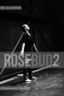 -Venezia,1981.Teatro Malibran. Carolyn Carlson nel balletto Undici Ondè, coreografia di Carolyn Carlson. Danza Balletto coreografa Carlson Undici onde Malibran -Venice,1981. Teatro Malibran. The dancer and choreographer Carolyn Carlson during the ballett Undici Ondè by Carolyn Carlson, contemporary dance choreographer MES ©Graziano Arici/Rosebud2  astga ©Graziano Arici/Rosebud2