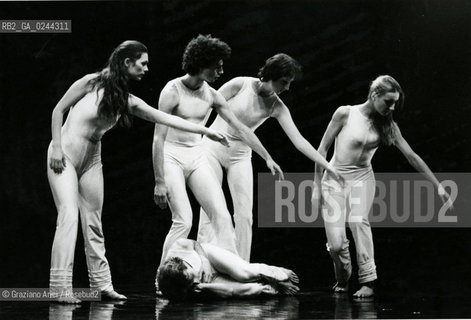 -Venezia,1981.Teatro Malibran. Carolyn Carlson nel balletto Undici Ondè, coreografia di Carolyn Carlson. Danza Balletto coreografa Carlson Undici onde Malibran -Venice,1981. Teatro Malibran. The dancer and choreographer Carolyn Carlson during the ballett Undici Ondè by Carolyn Carlson, contemporary dance choreographer MES ©Graziano Arici/Rosebud2  astga ©Graziano Arici/Rosebud2