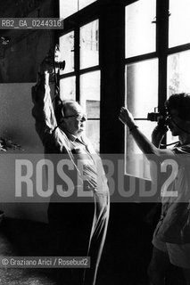 Venezia, 1978.Ritratto di Ando Gilardi,storico della fotografia.Camera posa workshop Fotografia critico saggista ritratto.Venice, 1978. Portrait of  the photography historian Ando Gilardi MES © Archivio Graziano Arici  astga ©Graziano Arici/Rosebud2