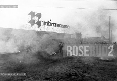 -Marghera(Venezia),gennaio 1978.Sciopero generale contro i licenziamenti. Blocco stradale davanti al Petrolchimico. Protesta politica sciopero manifestazione operai lavoro blocco fabbrica -Marghera(Venice),1/1978.General strike against layoffs. Roadblock in front of the Petrochemical MES ©Graziano Arici/Rosebud2  astga ©Graziano Arici/Rosebud2
