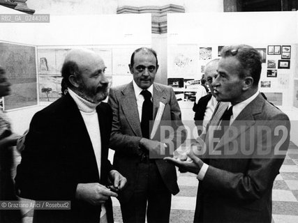 -Venezia,1976. Il Presidente della Camera dei Deputati Pietro Ingrao (PCI),larchitetto Vittorio Gregotti e Gianni Pellicani, vicesindaco, durante la visita in Biennale ai magazzini del sale. Politica architettura arte biennale ritratto segretario presidente partito comunista -Venice,1976. The President of the Chamber of Deputies Pietro Ingrao with the architect Vittorio Gregotti and the deputy mayor Gianni Pellicani MES ©Graziano Arici/Rosebud2  astga ©Graziano Arici/Rosebud2