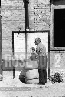 -Venezia, Isola di San Clemente,agosto 1978. Ospedale psichiatrico di San Clemente. Pazienti ricoverati nella struttura. Psichiatria ospedale manicomio follia matto pazzia paziente malattia mentale mente -Venice, San Clementès island, august 1978.Psychiatric hospital in San Clementès island. Patients admitted in the hospital. Crazy asylum psychiatric hospital patient illness mental mind MES © Archivio Graziano Arici  astga ©Graziano Arici/Rosebud2
