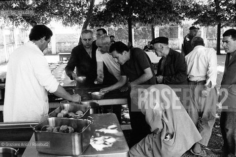 -Venezia, Isola di San Clemente,agosto 1978. Ospedale psichiatrico di San Clemente. Pazienti ricoverati nella struttura. Psichiatria ospedale manicomio follia matto pazzia paziente malattia mentale mente -Venice, San Clementès island, august 1978.Psychiatric hospital in San Clementès island. Patients admitted in the hospital. Crazy asylum psychiatric hospital patient illness mental mind MES © Archivio Graziano Arici  astga ©Graziano Arici/Rosebud2