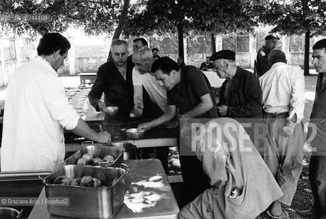 -Venezia, Isola di San Clemente,agosto 1978. Ospedale psichiatrico di San Clemente. Pazienti ricoverati nella struttura. Psichiatria ospedale manicomio follia matto pazzia paziente malattia mentale mente -Venice, San Clementès island, august 1978.Psychiatric hospital in San Clementès island. Patients admitted in the hospital. Crazy asylum psychiatric hospital patient illness mental mind MES © Archivio Graziano Arici  astga ©Graziano Arici/Rosebud2