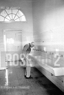 -Venezia, Isola di San Clemente,agosto 1978. Ospedale psichiatrico di San Clemente. Pazienti ricoverati nella struttura. Psichiatria ospedale manicomio follia matto pazzia paziente malattia mentale mente -Venice, San Clementès island, august 1978.Psychiatric hospital in San Clementès island. Patients admitted in the hospital. Crazy asylum psychiatric hospital patient illness mental mind MES © Archivio Graziano Arici  astga ©Graziano Arici/Rosebud2