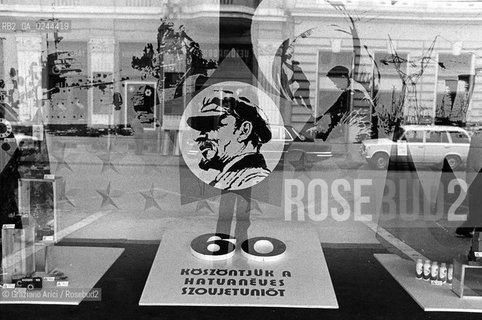 -Budapest,11/1977. Vetrina addobbata per il 60°anniversario della Rivoluzione dOttobre. anniversario politica comunismo Russia Rivoluzione immagine Lenin -Budapest,1977. 60th anniversary of the October Revolution: an image of Lenin MES ©Graziano Arici/Rosebud2  astga ©Graziano Arici/Rosebud2