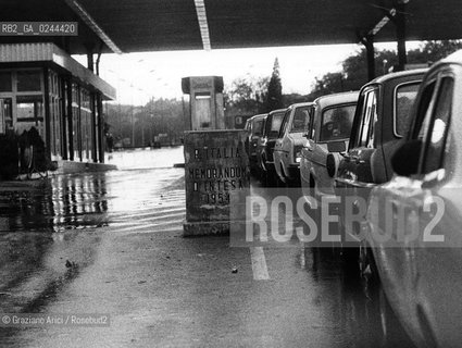 -Cippo di confine in terra di nessuno sul confine italo-jugoslavo del trattato di Londra del 1954. Geo politica confine cippo stato segnale Memorandum di Londra.-Boundary stone in the no mans land on the Italian-Yugoslav (Memorandum of Understanding of London 1954) MES ©Graziano Arici/Rosebud2  astga ©Graziano Arici/Rosebud2