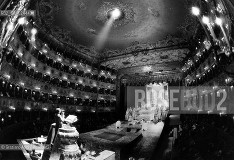 Venezia,1985. Gran Teatro La Fenice.L Opera lirica Passione secondo Giovanni di Johann Sebastian Bach.Musica lirica opera teatro scena.Venice,1985. Gran Teatro La Fenice. Johannes Passion by Johann Sebastian Bach..La cessione dei diritti di questa immagine si intende per quanto di nostra competenza. Non comprende invece le eventuali spese  relative a diritti che potranno essere richiesti dagli Enti o persone fisiche cui appartengono eventualmente i soggetti  ripresi. Tali costi, ove necessari, e l’espletamento di qualsivoglia pratica di richiesta di concessione del permesso di pubblicazione sono esclusivamente a carico e a cura del soggetto acquirente di questa immagine.  astga ©Graziano Arici/Rosebud2
