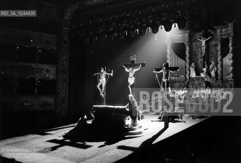 Venezia,1985. Gran Teatro La Fenice.L Opera lirica Passione secondo Giovanni di Johann Sebastian Bach.Musica lirica opera teatro scena.Venice,1985. Gran Teatro La Fenice. Johannes Passion by Johann Sebastian Bach..La cessione dei diritti di questa immagine si intende per quanto di nostra competenza. Non comprende invece le eventuali spese  relative a diritti che potranno essere richiesti dagli Enti o persone fisiche cui appartengono eventualmente i soggetti  ripresi. Tali costi, ove necessari, e l’espletamento di qualsivoglia pratica di richiesta di concessione del permesso di pubblicazione sono esclusivamente a carico e a cura del soggetto acquirente di questa immagine.  astga ©Graziano Arici/Rosebud2
