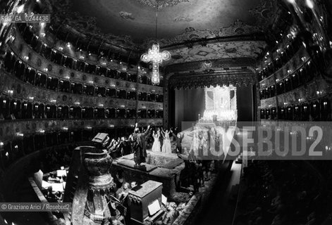 Venezia,1985. Gran Teatro La Fenice.L Opera lirica Passione secondo Giovanni di Johann Sebastian Bach.Musica lirica opera teatro scena.Venice,1985. Gran Teatro La Fenice. Johannes Passion by Johann Sebastian Bach..La cessione dei diritti di questa immagine si intende per quanto di nostra competenza. Non comprende invece le eventuali spese  relative a diritti che potranno essere richiesti dagli Enti o persone fisiche cui appartengono eventualmente i soggetti  ripresi. Tali costi, ove necessari, e l’espletamento di qualsivoglia pratica di richiesta di concessione del permesso di pubblicazione sono esclusivamente a carico e a cura del soggetto acquirente di questa immagine.  astga ©Graziano Arici/Rosebud2