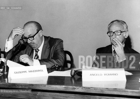 -Venezia,1972.Fondazione Giorgio Cini.Convegno nazionale degli editori italiani- Scuola per Librai.Giuseppe Mazzariol e Angelo Romano. ritratto  -Venice,1972. Fondazione Giorgio Cini.National Conference of Editors-publishers Giuseppe Mazzariol and Angelo Romano © Archivio Graziano Arici  astga ©Graziano Arici/Rosebud2