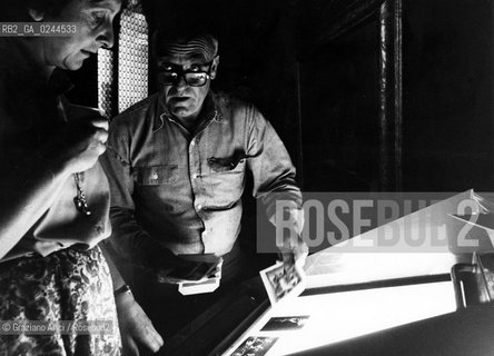 -Venezia,1979. Venezia 79 La Fotografia-manifestazione mostra workshop fotografia lezione. Ritratto del fotogiornalista fotografo Erich Lessing, durante una lezione.Ritratto fotografia Magnum giornalismo  -Venice,1979. Venezia 79 La Fotografia. Workshop, exhibiton,photography in Venice:Portrait of Erich Lessing, photojournalist,during a lesson ©Graziano Arici/Rosebud2  astga ©Graziano Arici/Rosebud2