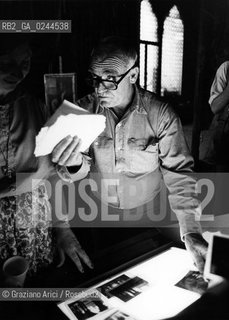 -Venezia,1979. Venezia 79 La Fotografia-manifestazione mostra workshop fotografia lezione. Ritratto del fotogiornalista fotografo Erich Lessing, durante una lezione.Ritratto fotografia Magnum giornalismo  -Venice,1979. Venezia 79 La Fotografia. Workshop, exhibiton,photography in Venice:Portrait of Erich Lessing, photojournalist,during a lesson ©Graziano Arici/Rosebud2  astga ©Graziano Arici/Rosebud2