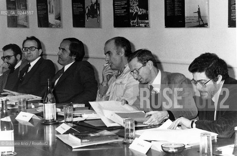 Venezia,1984. Da destra: Ettore Scola, Vittorio Spinazzola, Luigi Nono,Thomas Maldonado, Wladimiro Dorigo e Luigi Ruggiu-Venice,1984.In the picture: Ettore Scola, Vittorio Spinazzola, Luigi Nono,Thomas Maldonado, Wladimiro Dorigo and Luigi Ruggiu   ©Graziano Arici/Rosebud2  astga ©Graziano Arici/Rosebud2