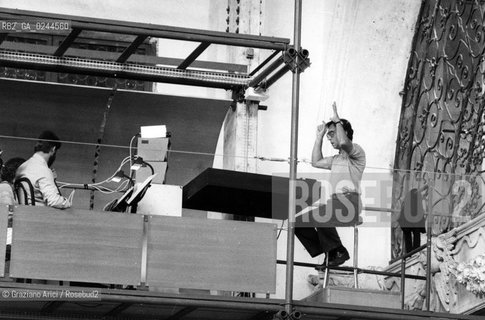 -Venezia,1984.Chiesa di San Lorenzo. Opera del compositore contemporaneo Luigi Nono, Prometeo - Tragedia dellascolto prova generale, testo di Massimo Cacciari, struttura scenica dellarchitetto Renzo Piano, luci del pittore Emilio Vedova.Il compositore Luigi Nono durante le prove. musica compositore opera Prometeo contemporanea elettronica filosofia architettura pittura ritratto.-Venice,1984. Work  Prometeo - Tragedia dellascolto directed by contemporary composer Luigi Nono,text by the philosopher Massimo Cacciari,scenography by the architect Renzo Piano,stage lighting by the painter Emilio Vedova. Portrait of the composer Luigi Nono ©Graziano Arici/Rosebud2  astga ©Graziano Arici/Rosebud2