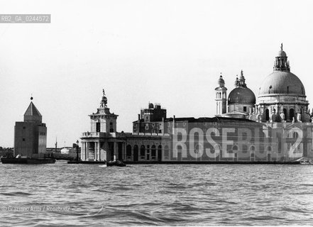 -Venezia,1980. Esposizione Internazionale di Arte contemporanea .Lopera dellarchitetto Aldo Rossi, il teatro del mondo ancorato vicino alla Punta della Dogana arte installazione opera teatro galleggiante.-Venice,1980.International Art Exhibition, Art Biennale of Venice. The work by the architect Aldo Rossi, il teatro del mondo at Punta della Dogana © Archivio Graziano Arici  astga ©Graziano Arici/Rosebud2