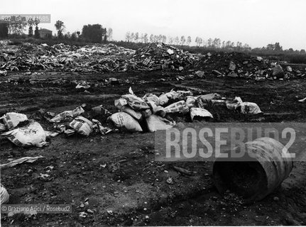 Mirano(Venezia),1976. Discarica di fanghi al mercurio Ecologia inquinamento ambiente mercurio tossico materiale discarica .Mirano (Venice),1979.Mercury sludge landfill.Pollution toxicity land MES © Archivio Graziano Arici  astga ©Graziano Arici/Rosebud2