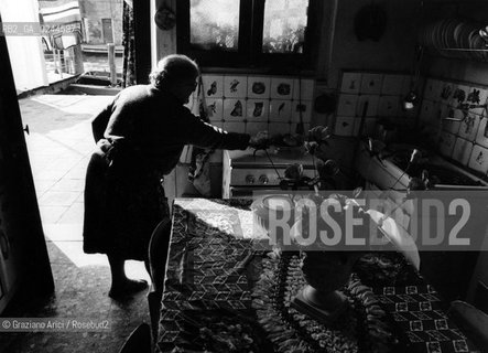 Venezia,1979. Giudecca-Quartiere Sacca Fisola Bambino architettura quartiere -Venice,1979.Giudecca-Sacca Fisola quarter ©Graziano Arici/Rosebud2  astga ©Graziano Arici/Rosebud2