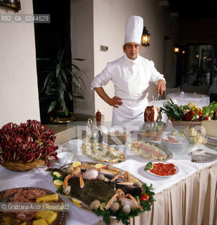 Veneto,1985.Asolo (Treviso). Hotel Cipriani: lo chef al lavoro. geo albergo hotel Asolo chef food cibo gastronomia.Veneto,1985.Asolo(Treviso).Cipriani Hotel. The chef at work ©Graziano Arici/Rosebud2