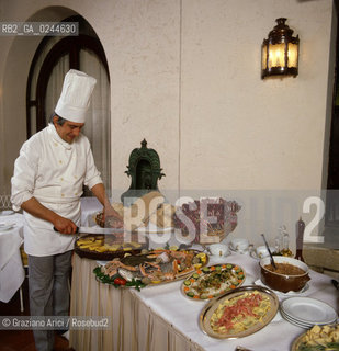 Veneto,1985.Asolo (Treviso). Hotel Cipriani: lo chef al lavoro. geo albergo hotel Asolo chef food cibo gastronomia.Veneto,1985.Asolo(Treviso).Cipriani Hotel. The chef at work ©Graziano Arici/Rosebud2