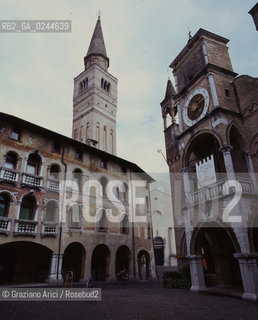 Pordenone,1996. Le giornate sul cinema mutò. Il centro della città e i portici Cinema silent film muto festival geo Pordenone città.Pordenone,1996. days of silent films. The centre of the city with the arcade -Archivio Graziano Arici.LArchivio Arici non è riuscito ad avere informazioni sullautore di questa foto. Siamo comunque a disposizione di qualunque avente diritto per riconoscere eventuali proprietà intellettuali che non sia stato possibile fin qui attribuire. .Qualora si fosse inavvertitamente leso qualsiasi diritto di riproduzione, si prega di contattare lArchivio che provvederà a rimuovere le immagini in questione..La cessione dei diritti di questa immagine si intende per quanto di nostra competenza. Non comprende invece le eventuali spese  relative a diritti che potranno essere richiesti dagli Enti o persone fisiche cui appartengono eventualmente i soggetti  ripresi. Tali costi, ove necessari, e l’espletamento di qualsivoglia pratica di richiesta di concessione del permesso di pubblicazione sono esclusivamente a carico e a cura del soggetto acquirente di questa immagine....