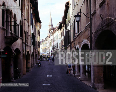 Pordenone,1996. Le giornate sul cinema mutò. Il centro della città e i portici Cinema silent film muto festival geo Pordenone città.Pordenone,1996. days of silent films. The centre of the city with the arcade -Archivio Graziano Arici.LArchivio Arici non è riuscito ad avere informazioni sullautore di questa foto. Siamo comunque a disposizione di qualunque avente diritto per riconoscere eventuali proprietà intellettuali che non sia stato possibile fin qui attribuire. .Qualora si fosse inavvertitamente leso qualsiasi diritto di riproduzione, si prega di contattare lArchivio che provvederà a rimuovere le immagini in questione..La cessione dei diritti di questa immagine si intende per quanto di nostra competenza. Non comprende invece le eventuali spese  relative a diritti che potranno essere richiesti dagli Enti o persone fisiche cui appartengono eventualmente i soggetti  ripresi. Tali costi, ove necessari, e l’espletamento di qualsivoglia pratica di richiesta di concessione del permesso di pubblicazione sono esclusivamente a carico e a cura del soggetto acquirente di questa immagine....
