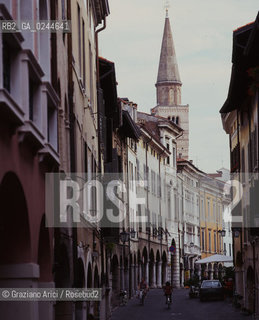 Pordenone,1996. Le giornate sul cinema mutò. Il centro della città e i portici Cinema silent film muto festival geo Pordenone città.Pordenone,1996. days of silent films. The centre of the city with the arcade -Archivio Graziano Arici.LArchivio Arici non è riuscito ad avere informazioni sullautore di questa foto. Siamo comunque a disposizione di qualunque avente diritto per riconoscere eventuali proprietà intellettuali che non sia stato possibile fin qui attribuire. .Qualora si fosse inavvertitamente leso qualsiasi diritto di riproduzione, si prega di contattare lArchivio che provvederà a rimuovere le immagini in questione..La cessione dei diritti di questa immagine si intende per quanto di nostra competenza. Non comprende invece le eventuali spese  relative a diritti che potranno essere richiesti dagli Enti o persone fisiche cui appartengono eventualmente i soggetti  ripresi. Tali costi, ove necessari, e l’espletamento di qualsivoglia pratica di richiesta di concessione del permesso di pubblicazione sono esclusivamente a carico e a cura del soggetto acquirente di questa immagine....