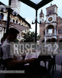 Pordenone,1996. Le giornate sul cinema mutò. Cinema silent film muto festival Pordenone,1996. days of silent films -Archivio Graziano Arici.LArchivio Arici non è riuscito ad avere informazioni sullautore di questa foto. Siamo comunque a disposizione di qualunque avente diritto per riconoscere eventuali proprietà intellettuali che non sia stato possibile fin qui attribuire. .Qualora si fosse inavvertitamente leso qualsiasi diritto di riproduzione, si prega di contattare lArchivio che provvederà a rimuovere le immagini in questione..La cessione dei diritti di questa immagine si intende per quanto di nostra competenza. Non comprende invece le eventuali spese  relative a diritti che potranno essere richiesti dagli Enti o persone fisiche cui appartengono eventualmente i soggetti  ripresi. Tali costi, ove necessari, e l’espletamento di qualsivoglia pratica di richiesta di concessione del permesso di pubblicazione sono esclusivamente a carico e a cura del soggetto acquirente di questa immagine....
